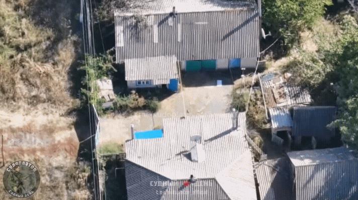 俄军无人机本想攻击的是乌军飞手的据点，万万没想到，攻击的房子是乌军弹药库！无人机