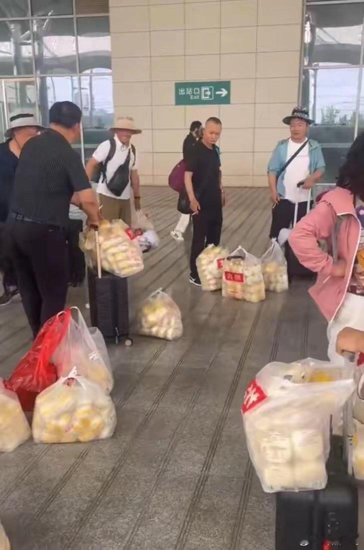 天呐，洛阳馒头真这么好吃吗？5月20日，一江苏游客买800个洛阳馒头带回老家​