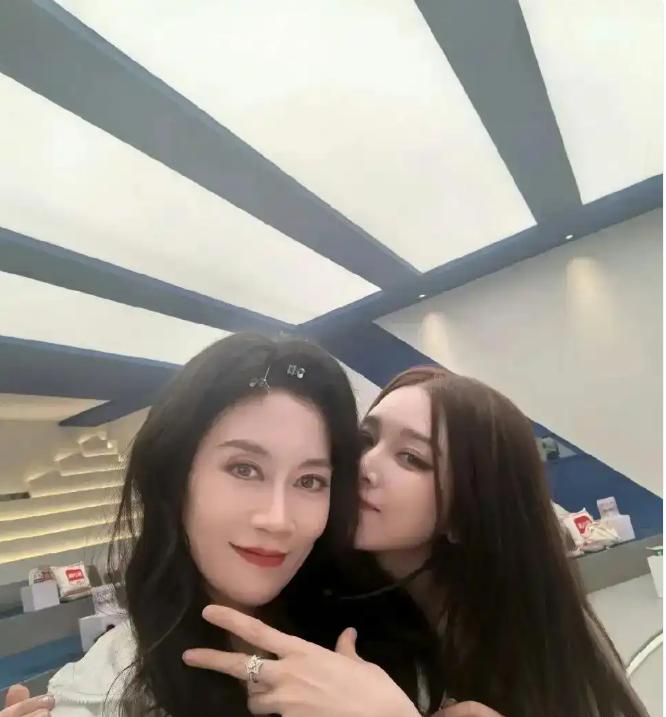 阚清子还是太有钱她是直接给每一个队员做了五星团戒，还是钻石的，2万一个细