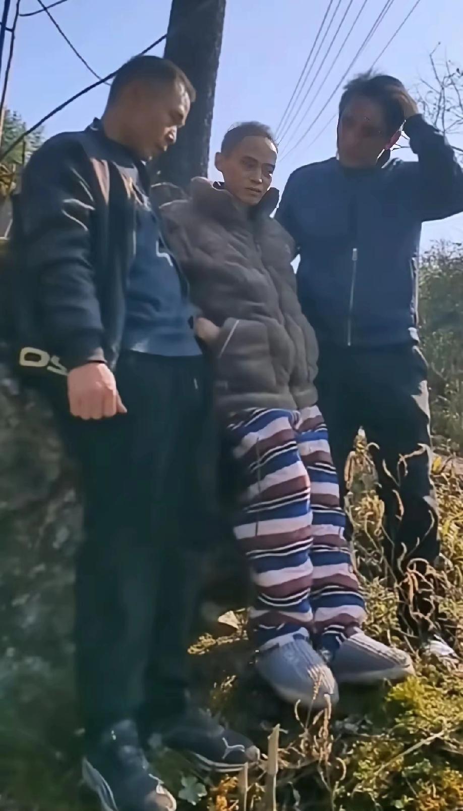 刷到这个视频，真的鼻子一酸，眼泪差点没忍住。肝癌晚期的他，被朋友搀扶着，一