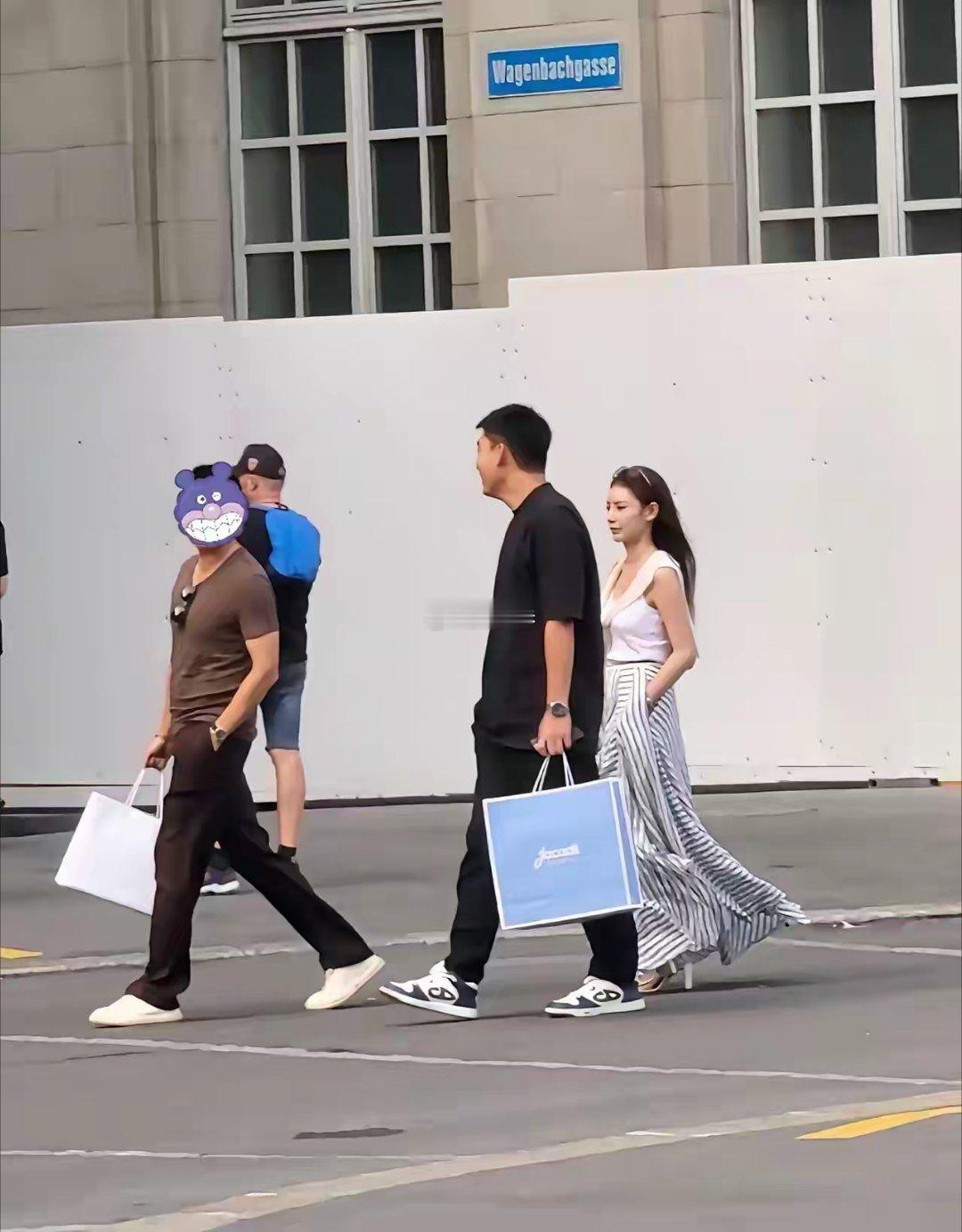 马筱梅两口子瑞士逛街，走路仪态好好。​