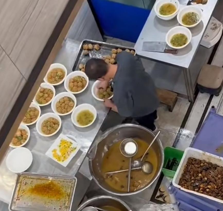 这就是你们爱吃的徒手回锅丸，完好无损原封不动的又回到托盘里，等着二次装盘。看看那