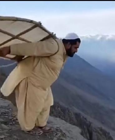 印度三哥又想创造奇迹，人家飞翔，他也想飞翔，结果，装过头了，以为弄两个翅膀都能上