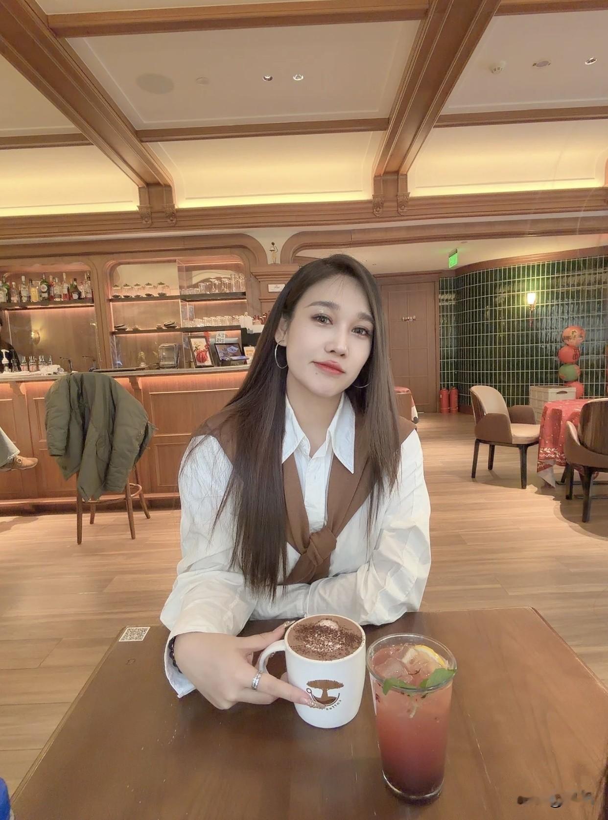 真正风情万种的女人，绝非故意卖弄。她们美丽优雅又从容，懂得适可而止，对男人收放自