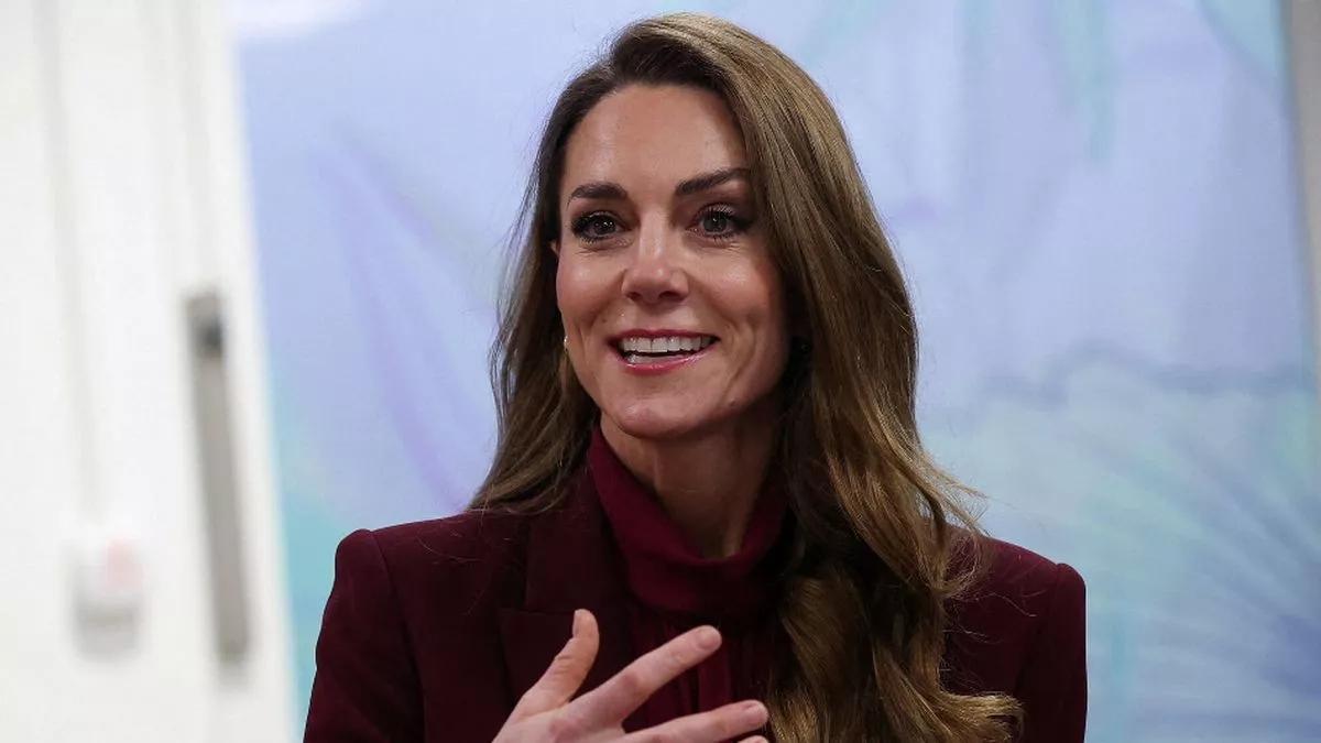 威尔士王妃在她生日的前一天惊喜现身，与威尔士亲王一起访问伦敦的NHS工作人员，表