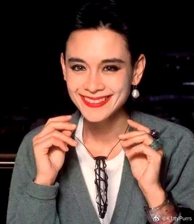 1991年，已经确诊艾滋病的美日混血超模、珠宝设计师周天娜接受媒体专访，说出一段
