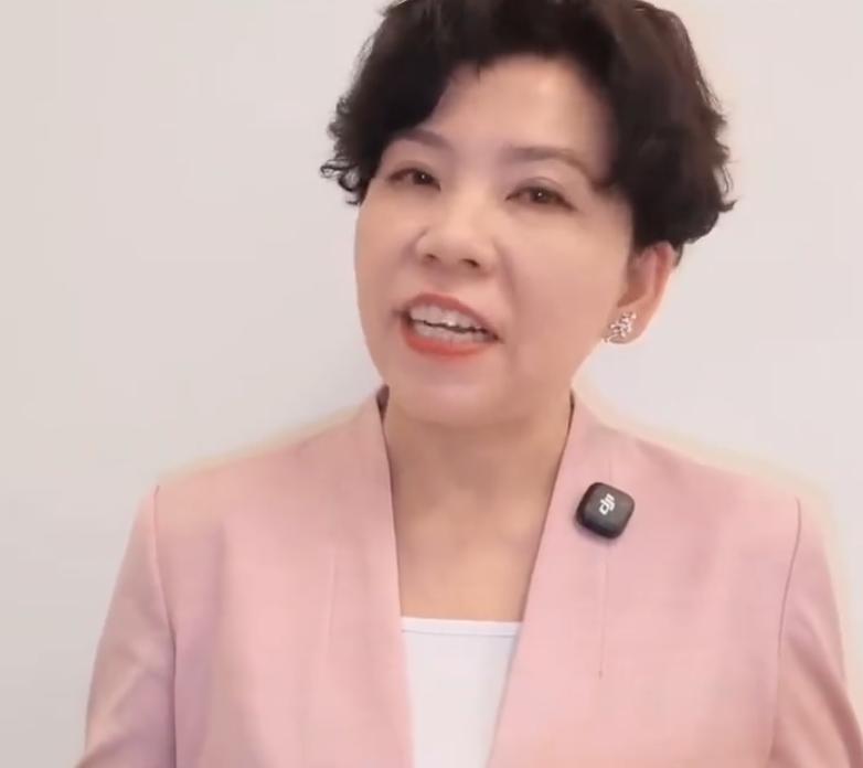 国乒男团2:3输给日本男团，邓亚萍认为王皓排兵布阵失误？我觉得你误会邓亚萍了。