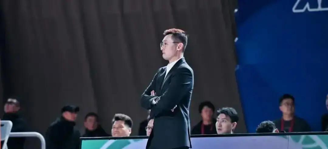 19岁混血小伙顶替外援首发新疆队真敢赌。年薪84万美元的外援理查德森说走就