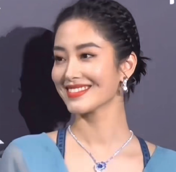 这个演员明眸皓齿，脸上一对小酒窝，漂亮妩媚最早看见她是在电影《芳华》中，冯小