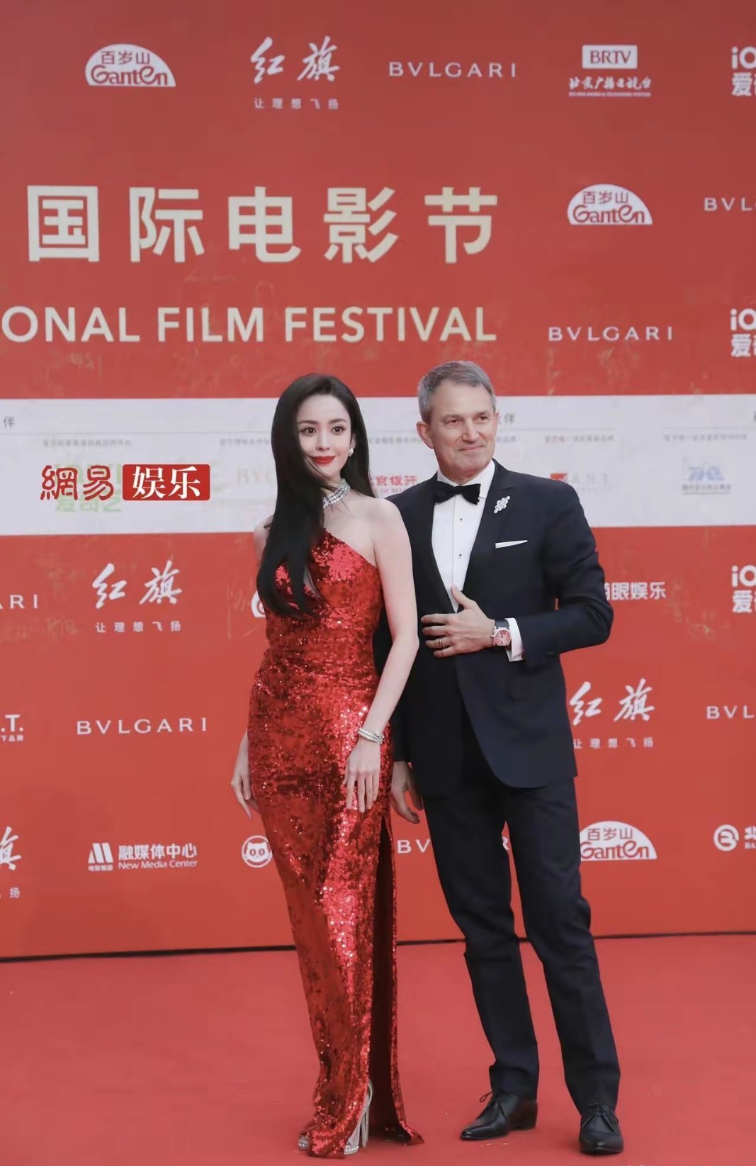 古力娜扎身边这位外籍友人超绅士，合影时全程保持距离，手都不敢轻碰一下。