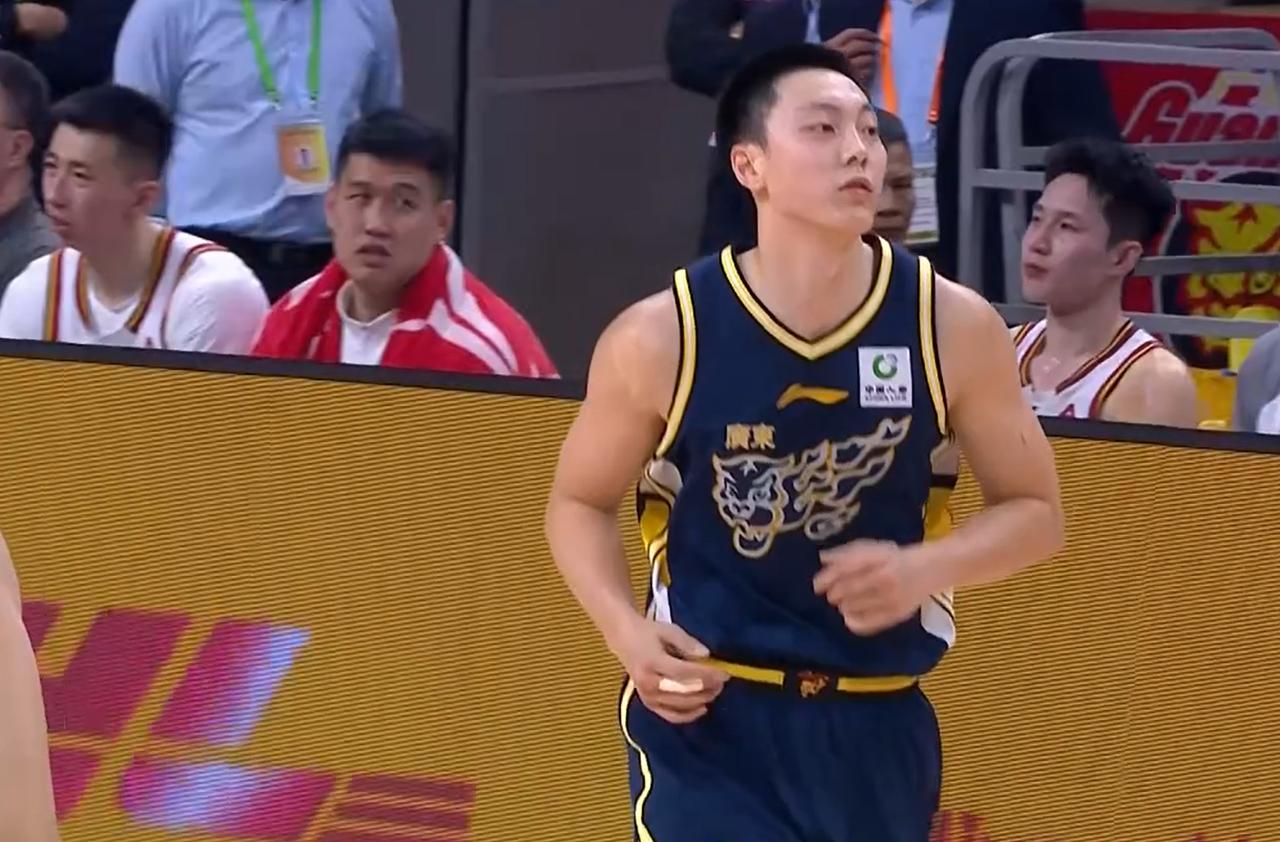 领先20分后输球！揪出1个表现最差之人，坑惨了广东队CBA常规赛第31轮，广东
