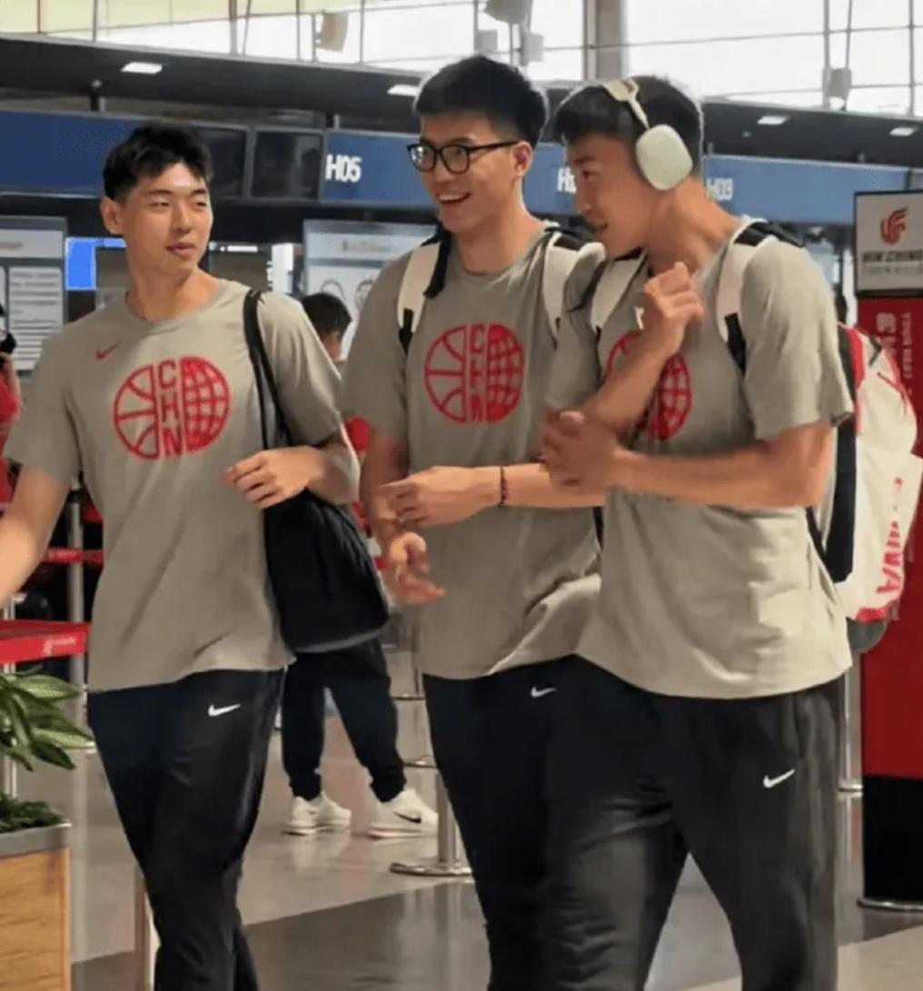 笑的很灿烂，焦伯桥回到国家队后终于露出自信的笑容！今天，中国男篮短训营大部队