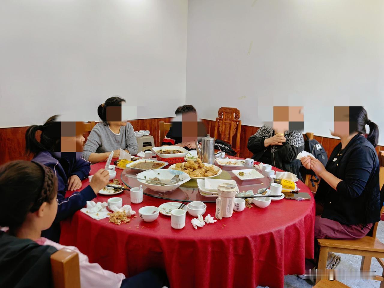我曾经的大富豪表姐今天带孙女回县里来了。“我问她怎么来的，她说：乘城际公交车