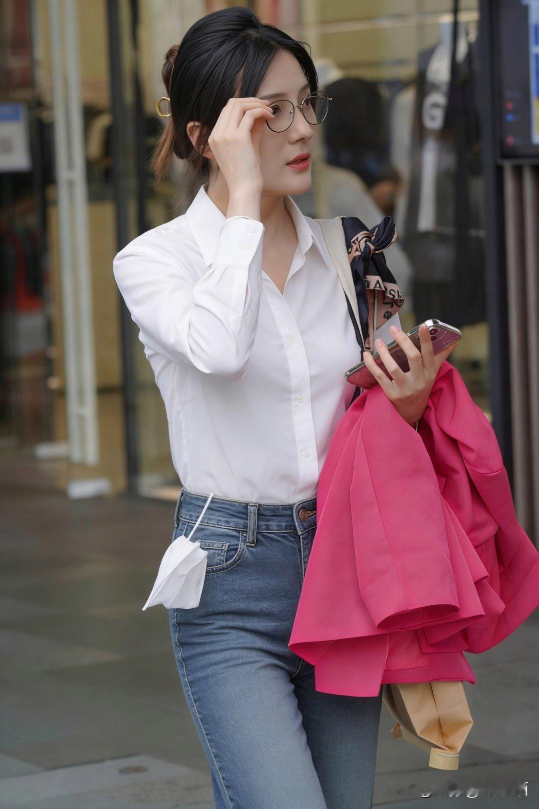 都市时尚风里，白色衬衫加牛仔裤永远经典。就像左小青带女儿走机场，一件宽松白衬衫搭