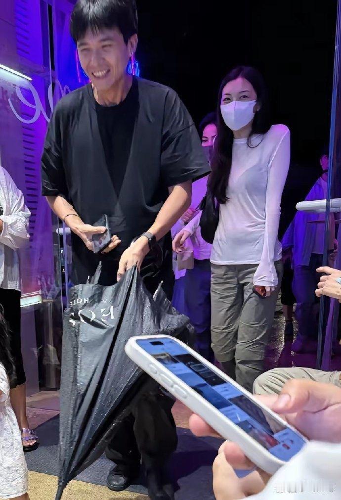 57岁王菲和女儿李嫣现身河北一间餐馆吃面，母女俩都戴着口罩，穿着白色上衣，身材都