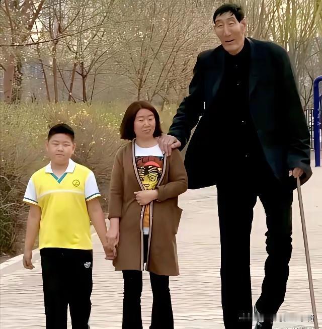 鲍喜顺的儿子竟然没有像他爸爸那样高，鲍喜顺是吉尼斯认证自然生长第一高人，身高是2
