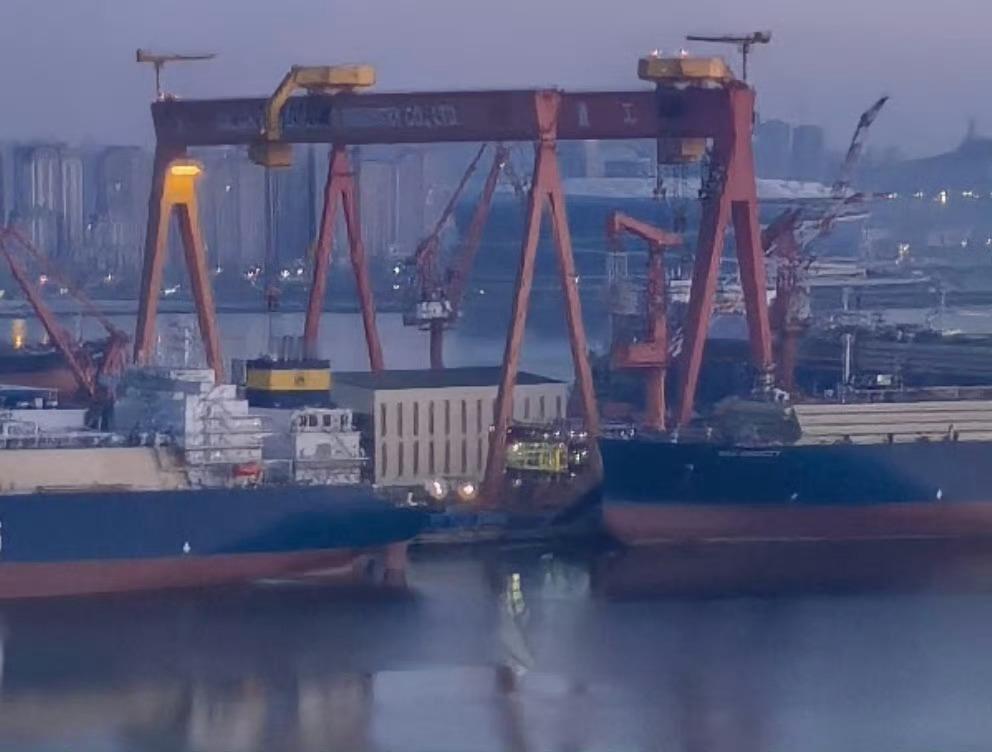 达利安造船厂正在24小时三班倒连续施工，建造004！原先的规划是2035年前