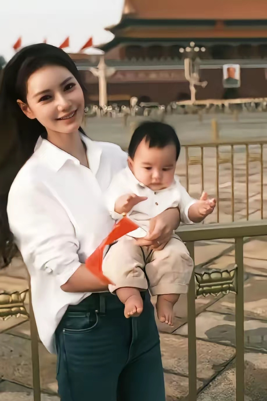 国庆当天，有网友在天安门广场偶遇汪小菲妻儿。马筱梅一身白衬衫配牛仔裤，清爽利落，怀里的汪宝穿着复古小