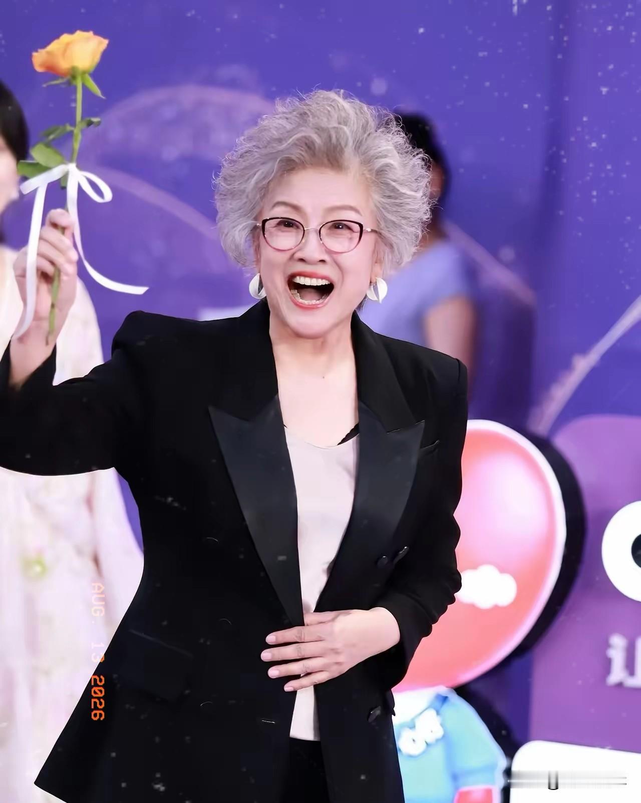 发现了没，宋春丽有个很明显的特点，倒不是因为她变老了，而是她明明都75岁了，