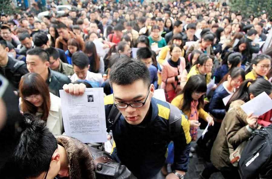 天崩开局，1270万毕业生即将涌入社会，老一辈不退，年轻人咋办？2026年，1