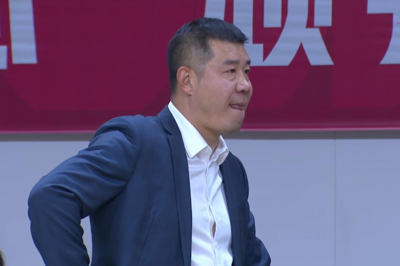 面对拥有内线优势的江苏女篮，山东女篮的主教练，首发了中锋杨衡瑜，而替补杨衡