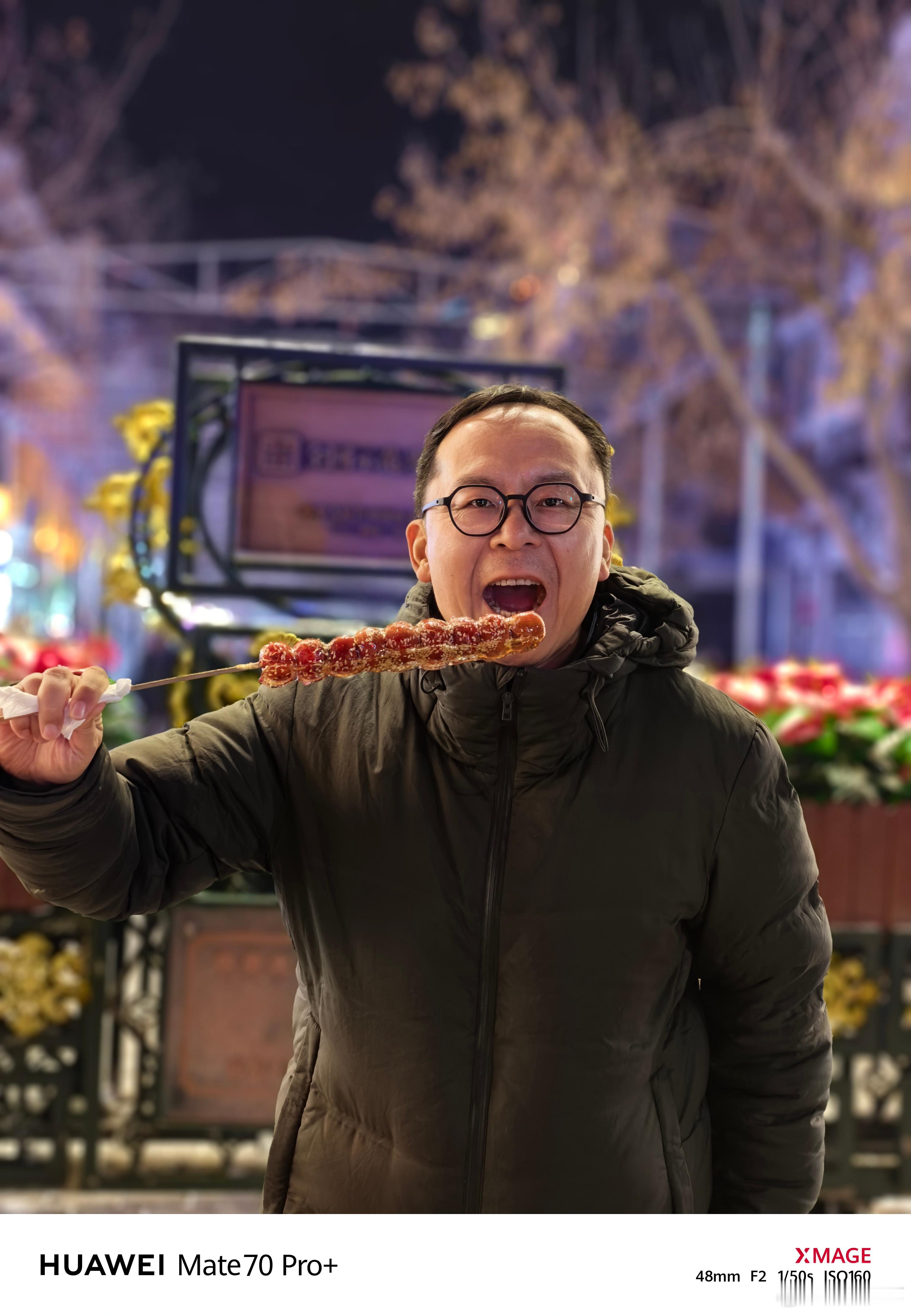 哈尔滨中央大街开始供暖了现在的中央大街，不仅有冰雕雪景的浪漫，更有触手可及的温暖