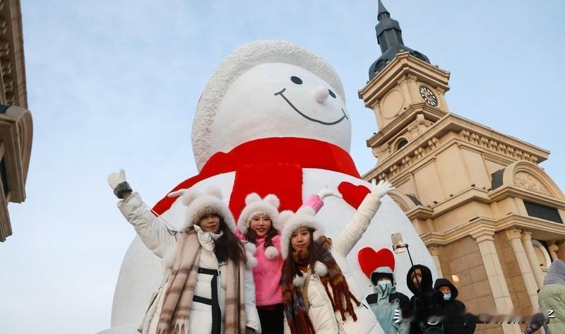 哈尔滨群力音乐公园的大雪人又火啦！今年它升级焕新，高19米、长14米、宽