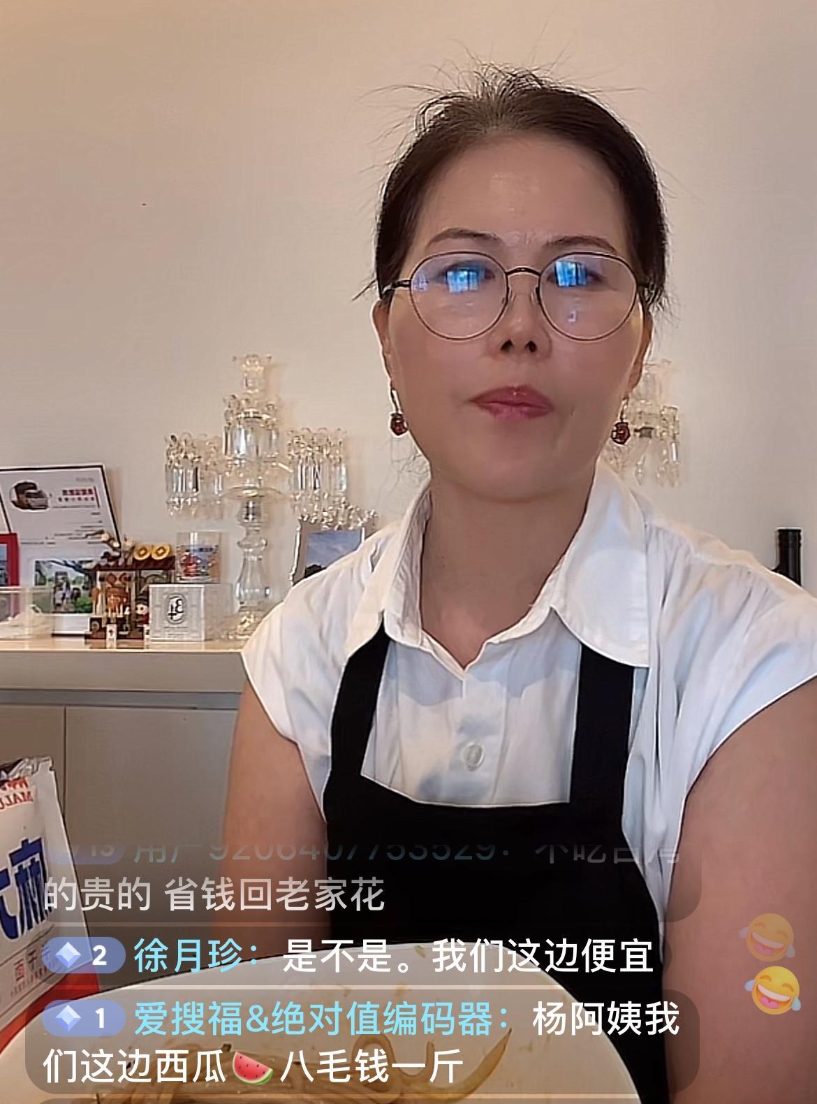 7月16日，汪小菲家的小杨阿姨出现在直播间，小杨阿姨说：酸辣粉和小黄鱼也不能天天