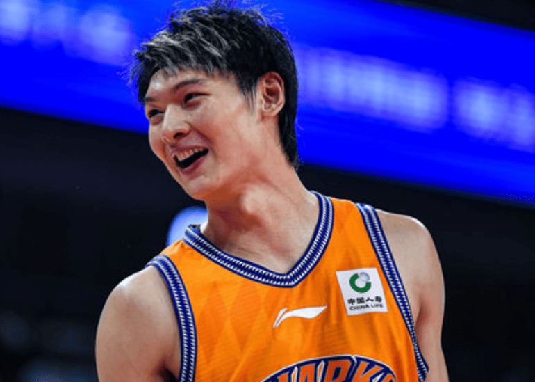 王哲林: 我们队年轻人都挺能跳的, 每个人摸高三米五朝上