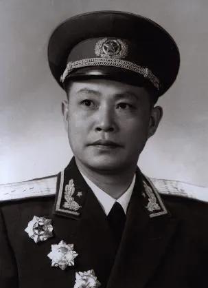 1938年，黄新廷带队伏击日军，眼看日军就要进入伏击圈时，忽然有人开了一枪，黄新