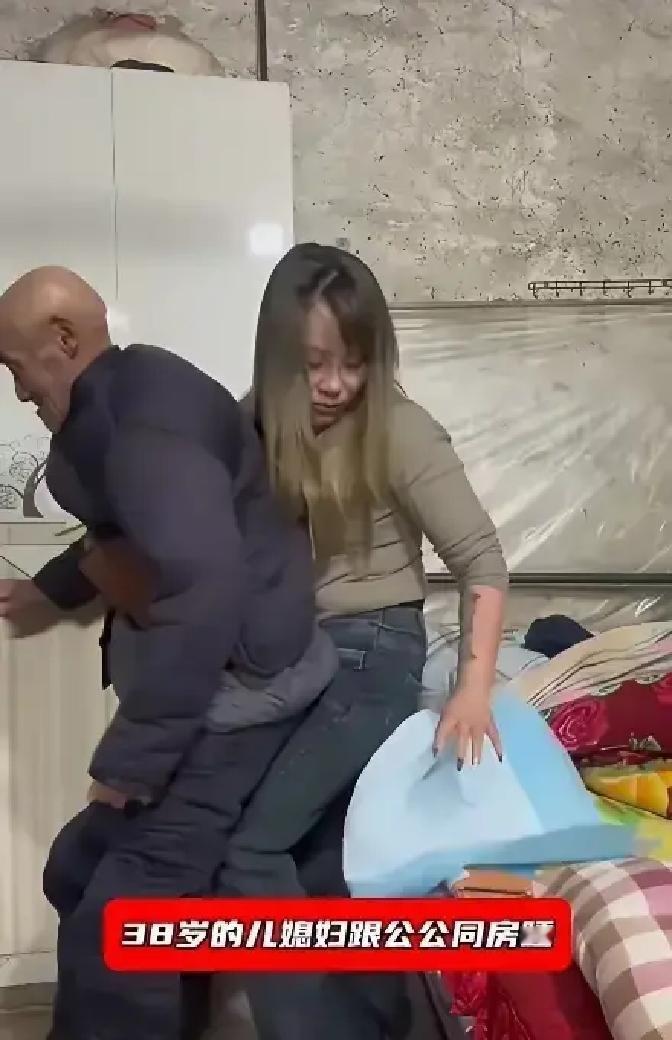 38岁农村女子丈夫常年在外，她一个人带俩娃还要伺候瘫痪公公。夜里老人一咳就得翻