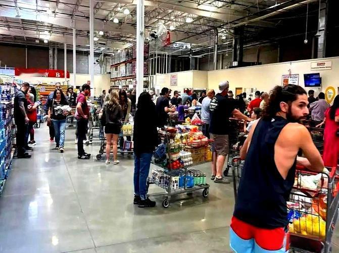 昨天在洛杉矶超市结账，前面老外掏出现金一张张数，后面队伍排到门口。收银员手忙脚