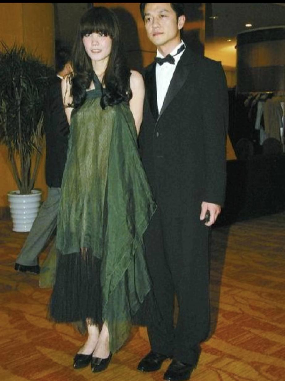 肢体语言不骗人。爱，让人亲密无间；不爱，让人近在眼前却也似远在天边。于王菲，