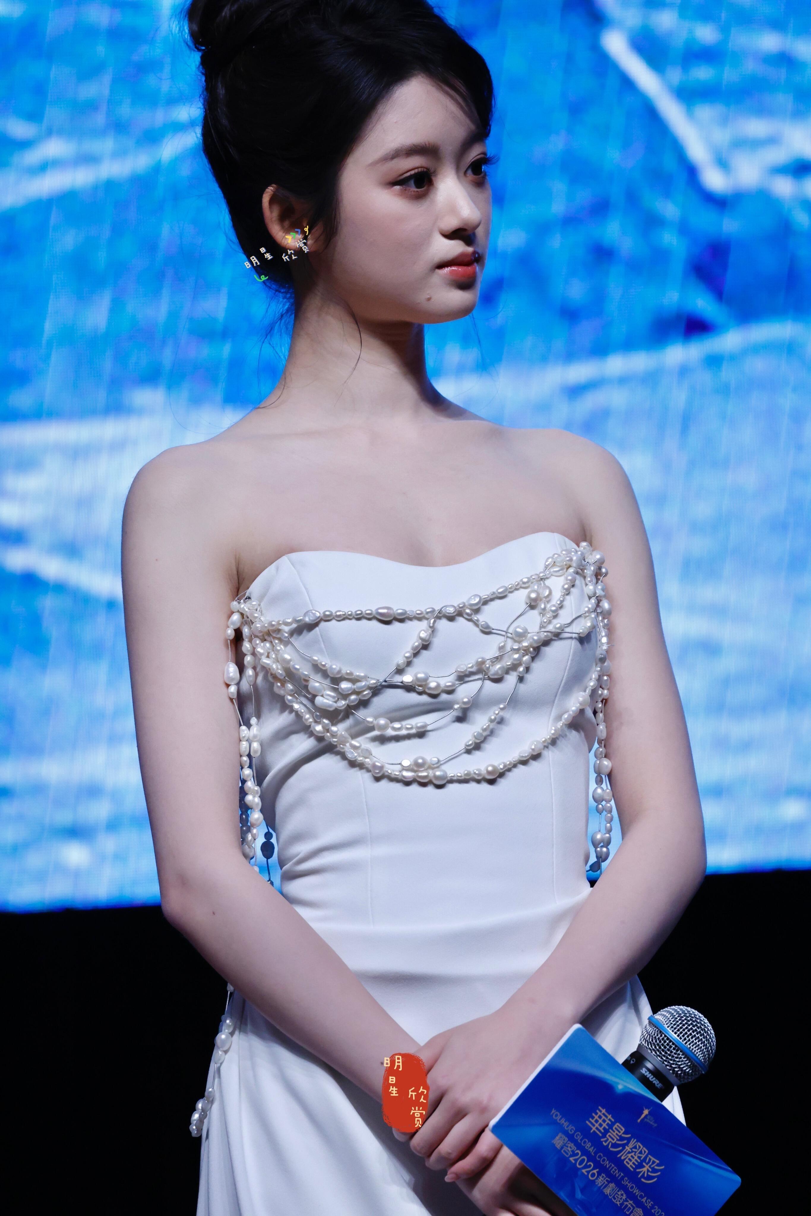 黄杨钿甜亮相香港发布会，精致感拉满。这次高调现身是想站稳脚跟还是刷个存在感？