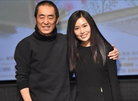 2006年，张艺谋女儿张末跟外国男友托维结婚，他飞过去当证婚人，婚礼上，张艺谋感