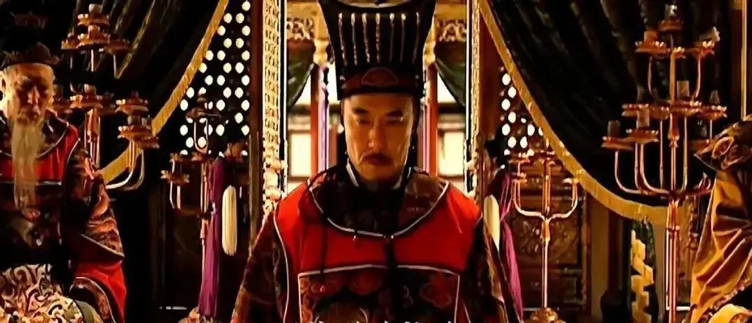 临时换角，救活一部剧。2007年《大明王朝1566》片场，陈宝国一句即兴的“朕躬