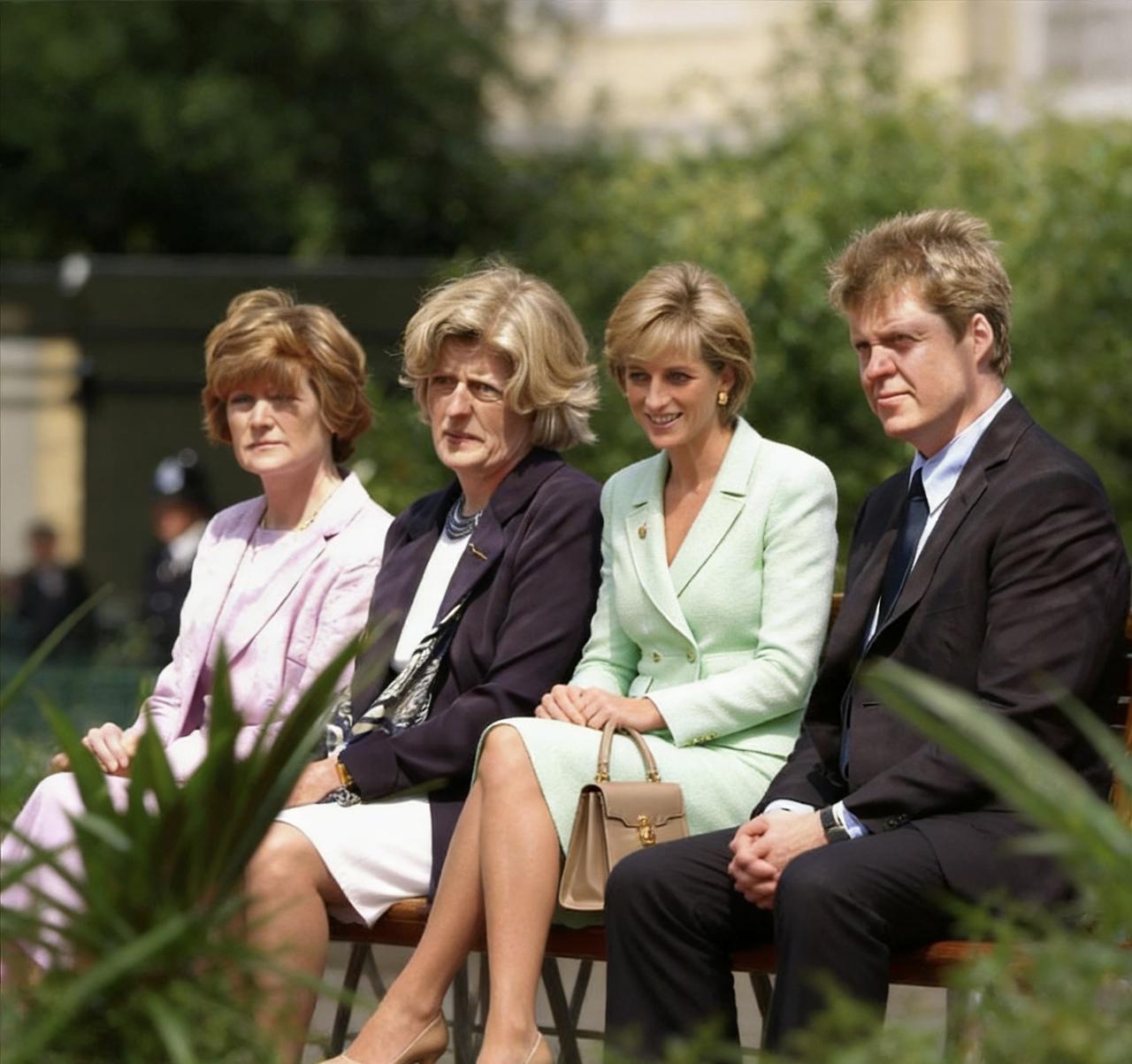 黛安娜王妃和两个姐姐的合照，大姐莎拉，二姐简。斯宾塞家族三朵金花只有黛安娜王妃的