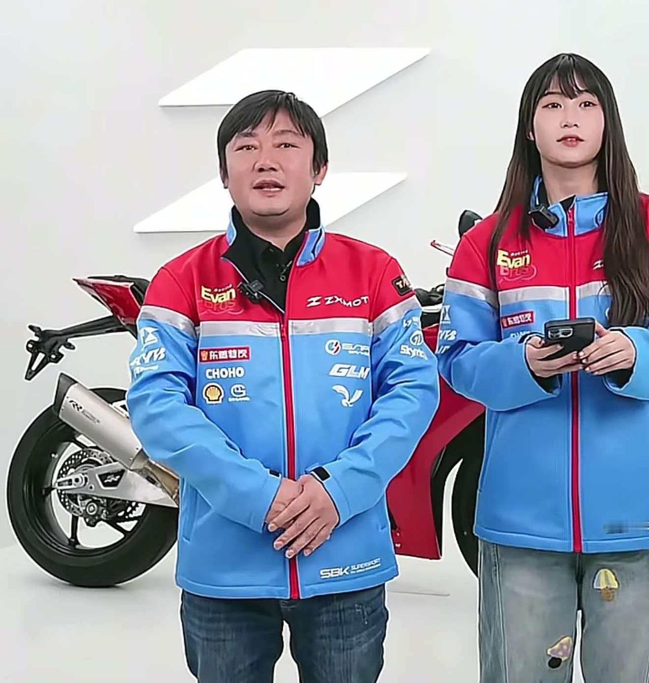 到底广州那个敌敌畏是怎么拍下张雪机车的？说起来可不简单。这个敌敌畏是一个