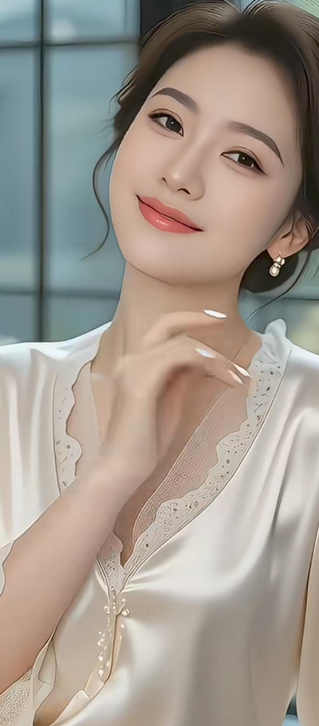 优雅白裙，温柔微笑，宛如春日暖阳。