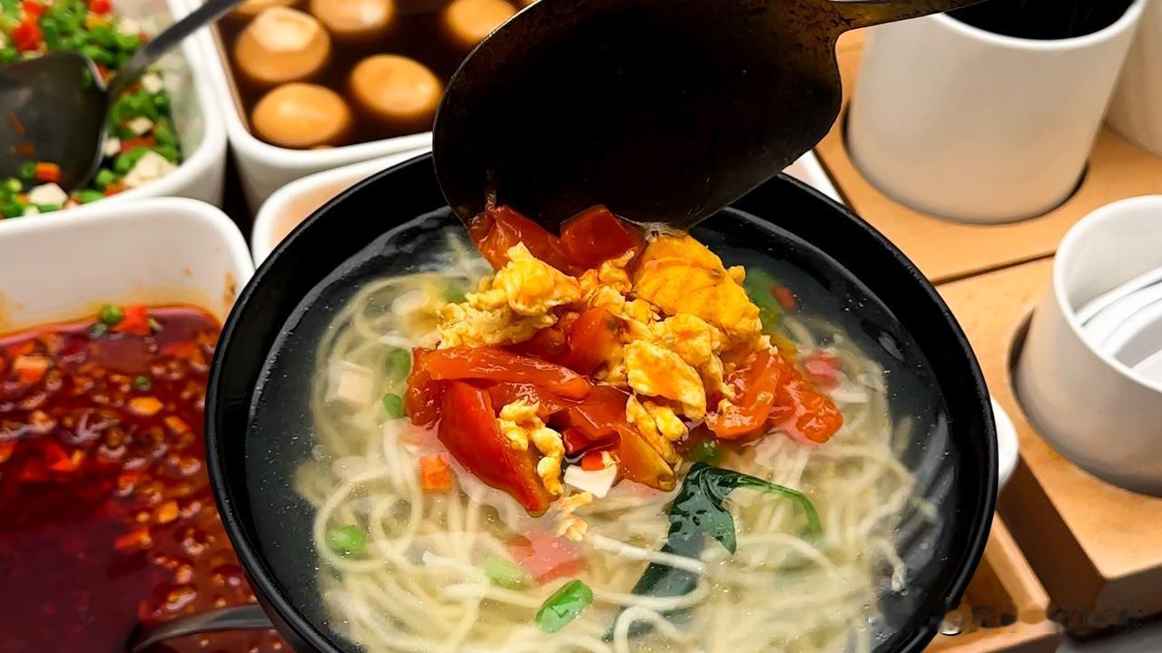 他让我明白，吃面就蒜的搭配有多香；他让我懂得，出差住经济型酒店，干净卫生就足够；