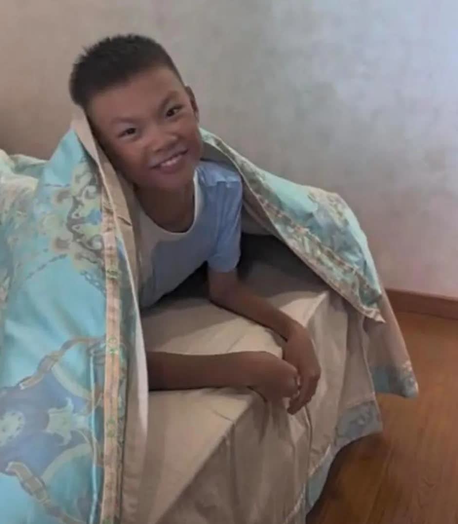 林丹妻子谢杏芳晒儿子照片，8岁小羽为练网球晒得快成非洲人，只剩一口抢镜白牙！感觉