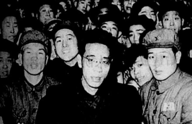 1950年，黑心商人王康年将过期变质的止咳糖浆，卖给了解放军，部队发现后，责问他