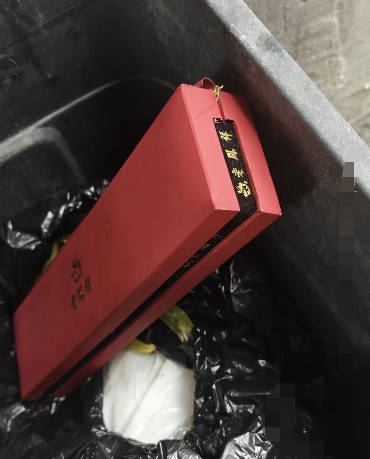 垃圾桶捡到老凤祥首饰盒，打开里面有条金项链，我当场愣住下楼扔垃圾的时候，谁都