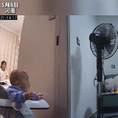 万万没想到！河南驻马店，家中客厅里，姐姐自顾自忙着手头小事，完全没留意一旁坐学步