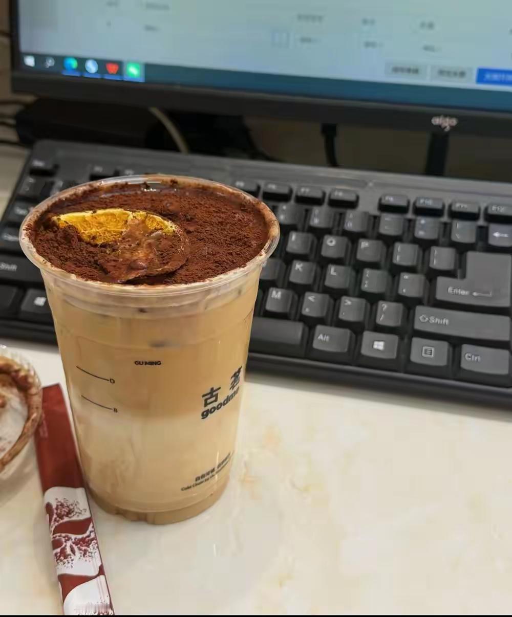 手里有粮和没粮的家庭，过起来完全是两种日子。同事A每天雷打不动要买杯奶茶或咖