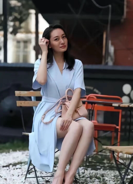 年轻时的她肤白貌美大长腿，五官精致，优雅大方，美中不足的是脸型有点方。她无论颜值