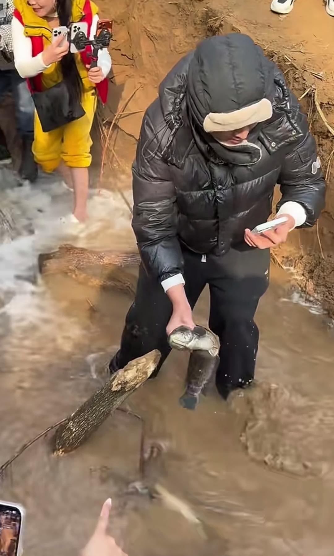 近日，郑州贾鲁河源头一处泉眼又开始冒水了，而且水还有温度，一些人可以赤脚站在水中