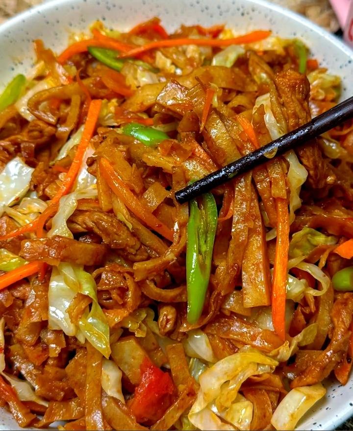 本来准备买点豆芽，可是老同志不喜欢吃，于是买了一个小圆菜，再放点儿尖椒，要放点肉