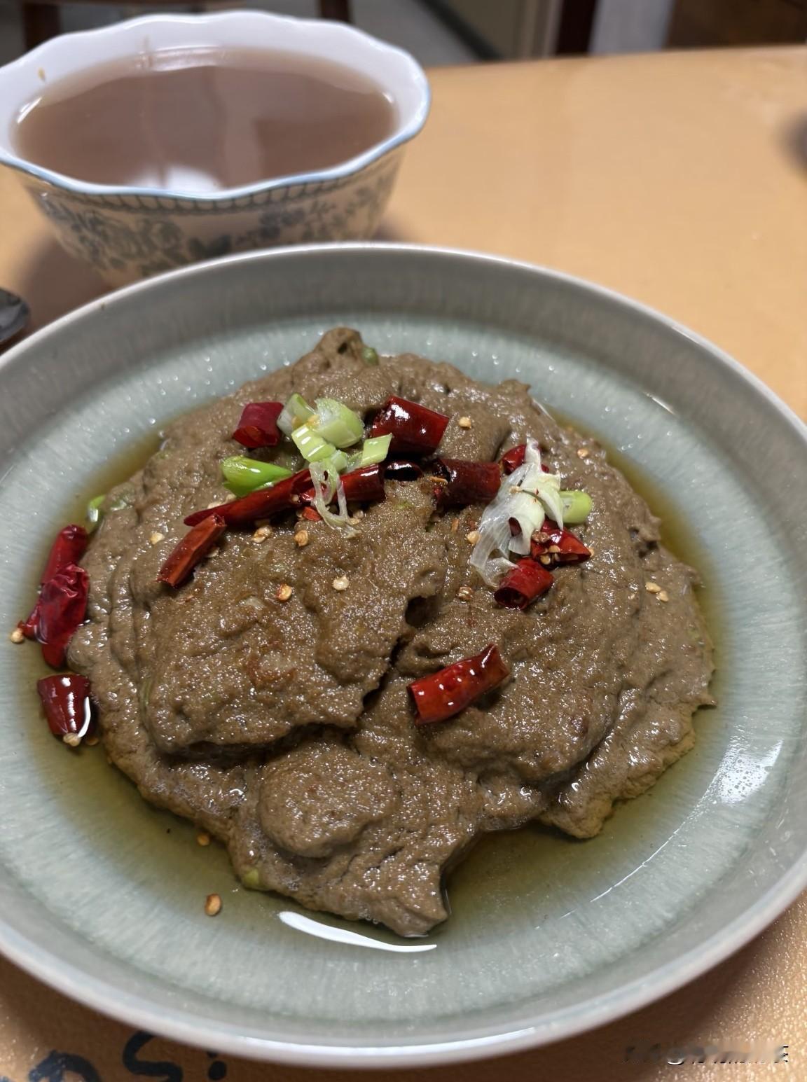 晚上和朋友去吃饭，点了一道从未吃过的菜！当服务员端上来的那一刻瞬间没食欲了！心想