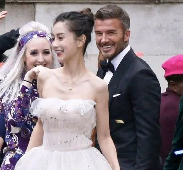 杨颖和贝克汉姆的合影，爱美之心人皆有之，贝克汉姆看到美丽的杨颖那是喜形于色呀。